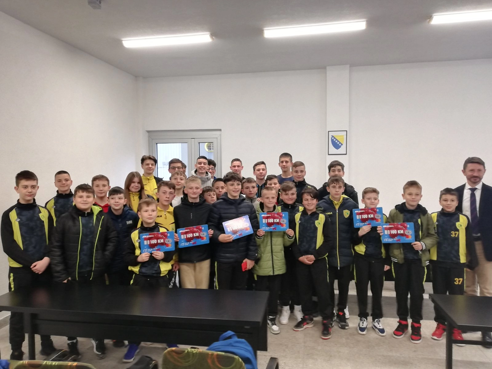 Uručene potrošačke kartice ASA BANKE djelatnicima 3. kola nagradne igre "Osvoji lovu na tehničkom u Olovu"